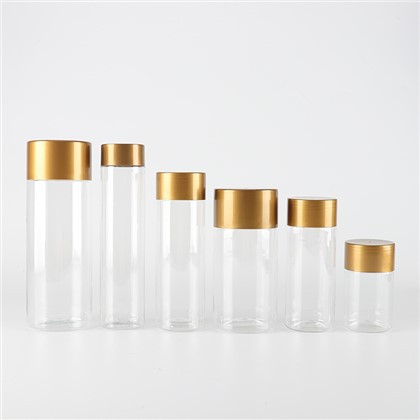 Plastikdosen mit goldenen Deckeln