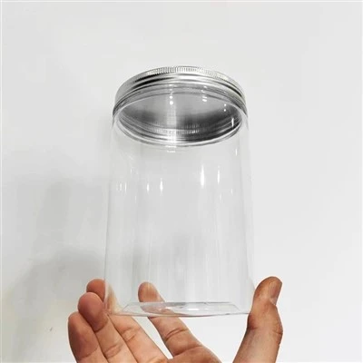 Plastikdosen mit Aluminiumdeckel